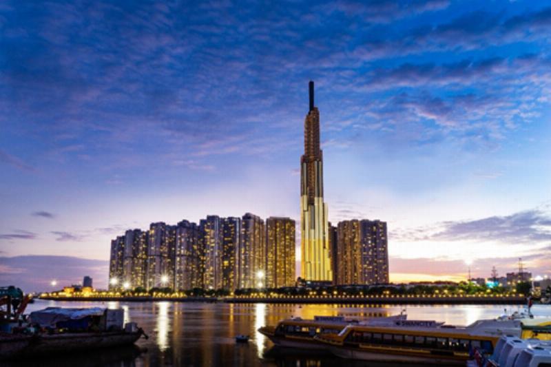 Nội thất sang trọng và hiện đại bên trong trung tâm thương mại Vincom Center Landmark 81, với các cửa hàng cao cấp và không gian mua sắm rộng rãi, thu hút du khách.